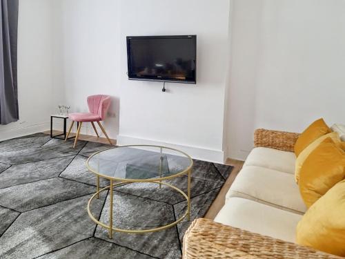 a living room with a couch and a glass table at Evo Yellow Gravesend 2 bed Apartment - 2 mins STN Town Centre in Gravesend