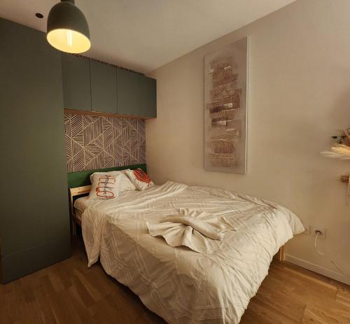 Una cama o camas en una habitación de Room Opposite Metro Line 14 - Balcony & Garden View - 5 min Orly 7 min Paris