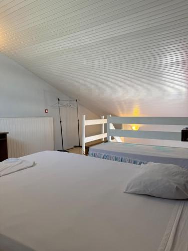 Кровать или кровати в номере Le Joyeux