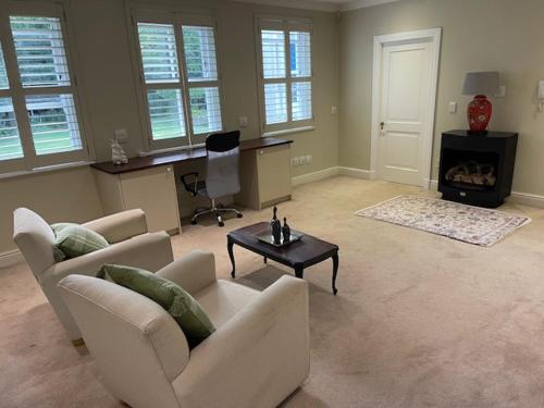 un soggiorno con un divano e un tavolo di Airlie Well a Constantia