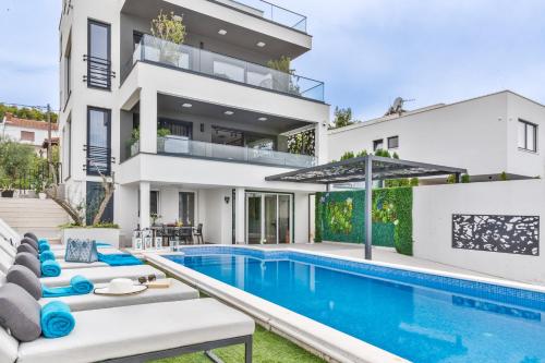 Villa Palace Al Nera في تروغير: صورة منزل مع مسبح