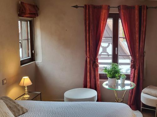 Ένα ή περισσότερα κρεβάτια σε δωμάτιο στο La Tour de la Chapelle - Parking privé