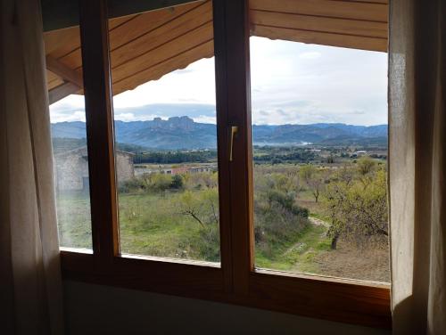 Aires de Horta في هورتا دي سان خوان: نافذة مطلة على الجبل