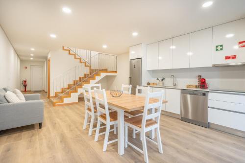 a kitchen and dining room with a table and chairs at A Casa da Sara in Braga