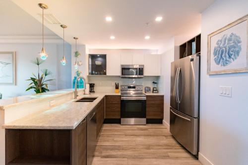 Nhà bếp/bếp nhỏ tại Waterfront Stateroom CC-305