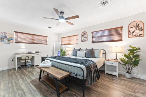 Ένα ή περισσότερα κρεβάτια σε δωμάτιο στο The Dora Haus 3 Bed 1 Bath Retreat with Gaming Arcade room, Firepit and outdoor Dining Sleeps 6