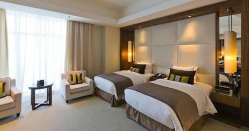 En eller flere senge i et værelse på Airport Side Hotel