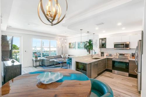 Nhà bếp/bếp nhỏ tại Starboard Condo CC-307