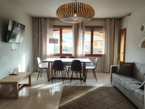 Aires de Horta في هورتا دي سان خوان: غرفة معيشة مع طاولة وكراسي وأريكة