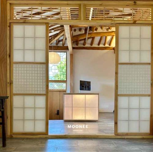 a large room with a mmorne sign on the wall at seoul hanok stay moonee in Seoul