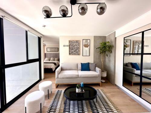 Χώρος καθιστικού στο New condo apartment - 1 Queen