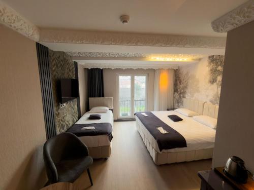 SteelOtel في قيصري: غرفة فندقية بسريرين وكرسي