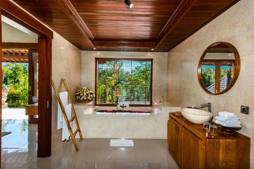 Koupelna v ubytování Oka Suite Sebatu by Dhananjaya Hospitality