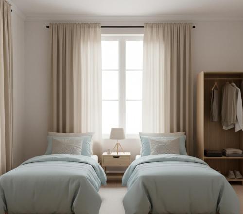 una camera da letto con due letti e una finestra di Veranda Hotel Ölüdeniz a Fethiye