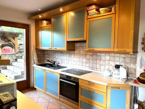 Kuchyň nebo kuchyňský kout v ubytování Villa Grumes by Sunhome Fiemme