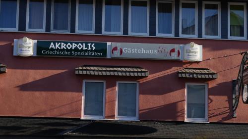 un edificio con dos ventanas y un cartel en él en Gästehaus Tilly, en Hannoversch Münden