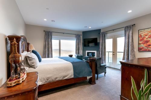 Blue Horizon Mountain Retreat B&B في Shawnigan Lake: غرفة نوم بها سرير وكرسي ونوافذ