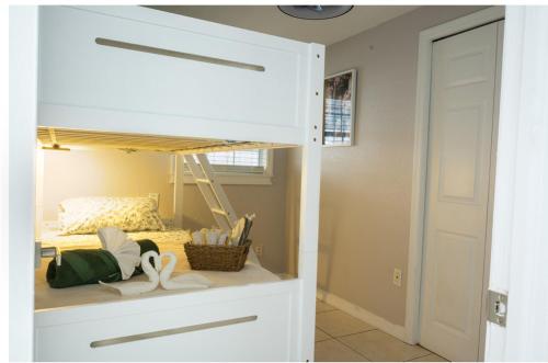 een slaapkamer met een stapelbed en een mand op de vloer bij Home Luxury in Tampa