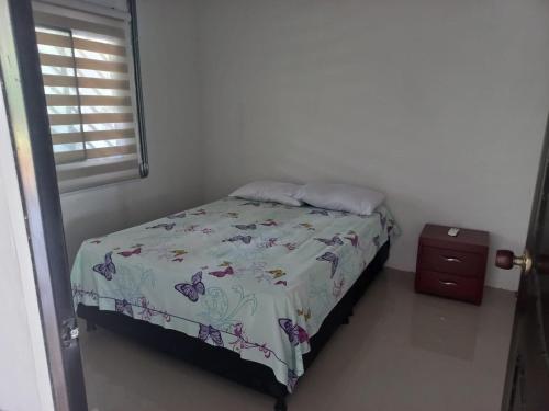 Un pat sau paturi într-o cameră la Hermosa Casa Finca con Piscina Natural