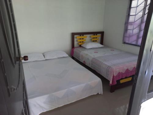 Un pat sau paturi într-o cameră la Hermosa Casa Finca con Piscina Natural