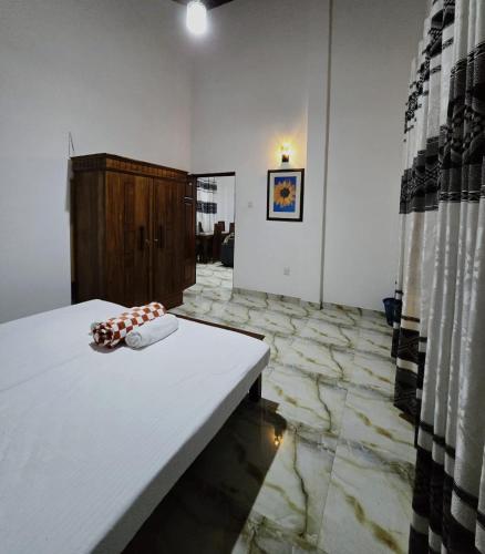 een kamer met een witte tafel en een stenen vloer bij Victoria Heritage Inn - 2BR Fully Furnished Apartment in Digana