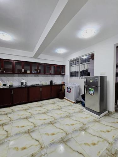 een grote keuken met een grote marmeren vloer bij Victoria Heritage Inn - 2BR Fully Furnished Apartment in Digana