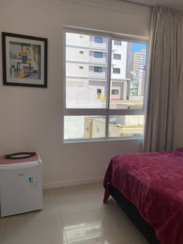 Ένα ή περισσότερα κρεβάτια σε δωμάτιο στο Suíte 1 com cama de casal,em apartamento compartilhado ar condicionado, tv, e Wi-fi -frigobar