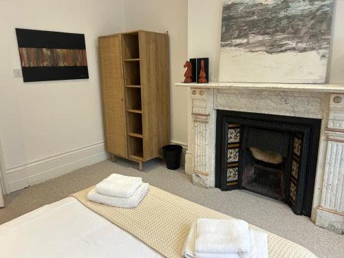 Ένα ή περισσότερα κρεβάτια σε δωμάτιο στο Station Bridge Collection - Flat 5