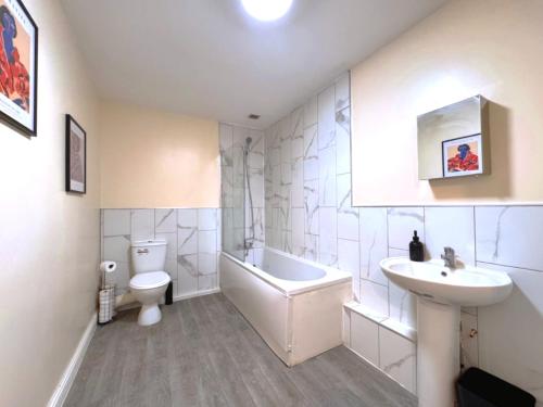 Ένα μπάνιο στο Cardiff Emerald Suite Contractors Sleeps 5