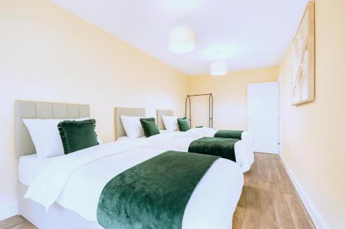 Ένα ή περισσότερα κρεβάτια σε δωμάτιο στο Cardiff Emerald Suite Contractors Sleeps 5