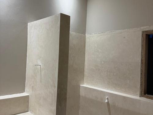 een badkamer met een bad en een raam bij ZENARA lombok in Kuta Lombok