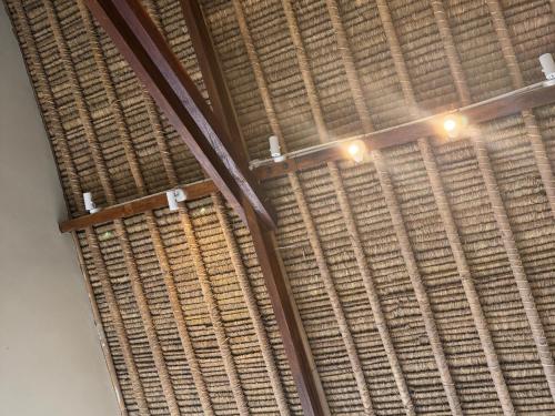 クタにあるZENARA lombokの木製ブラインド付きの大きな窓が備わる客室です。