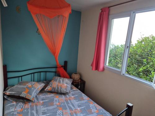 Ένα ή περισσότερα κρεβάτια σε δωμάτιο στο Les palmiers