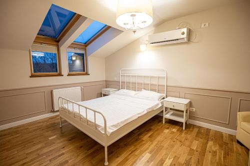 Postel nebo postele na pokoji v ubytování Casa Herneacova- Oaza de liniste