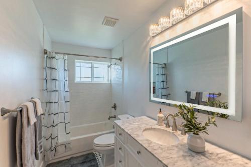 une salle de bain avec un lavabo et un grand miroir dans l'établissement No Place Like 3bed2bath Home Phoenix Central, à Phoenix
