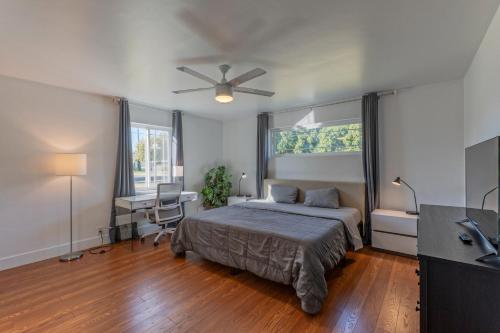 une chambre avec un lit, un bureau et un ventilateur de plafond dans l'établissement No Place Like 3bed2bath Home Phoenix Central, à Phoenix