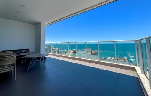 un balcón con vista al mar en Apartamento Centro, en Guarapari