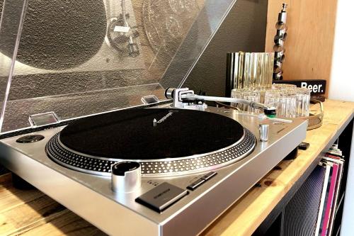 um balcão de casa de banho com um lavatório e um chuveiro em Waterfront Condo, 25ft from riverwalk, Pool & HotTub em Portland