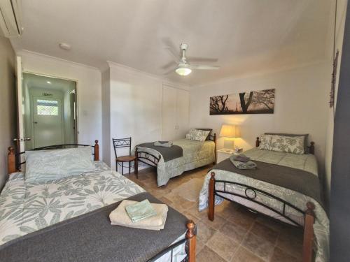 Un dormitorio con dos camas y una mesa y sillas. en Beulah Retreat, en Tara