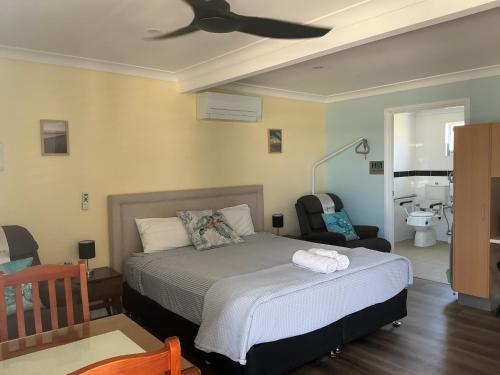 Ένα ή περισσότερα κρεβάτια σε δωμάτιο στο Moore Park Beach Inn