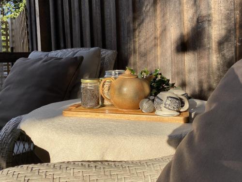 Χώρος καθιστικού στο Holly Tree Hut Eco Farmstay