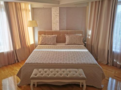 Giường trong phòng chung tại Stunning design apartment with Jacuzzi