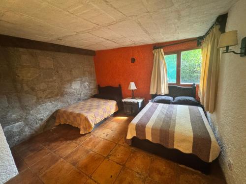 Casa verde في فالي دي برافو: غرفة نوم بها سريرين ونافذة