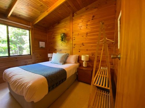 Ένα ή περισσότερα κρεβάτια σε δωμάτιο στο The Cabin By the Sea - Cosy Waterfront Getaway