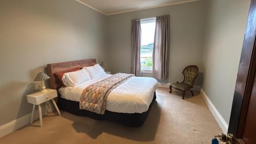 Una cama o camas en una habitación de The Albury