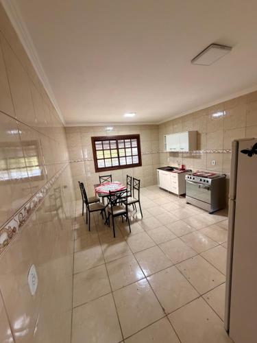 una grande cucina con tavolo e sedie di Pousada São Gabriel - M&M a São Gabriel