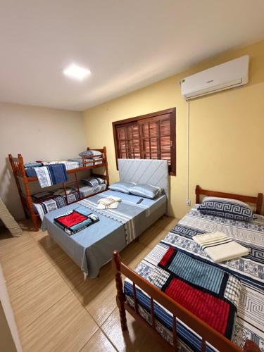 una camera con due letti e un letto a castello di Pousada São Gabriel - M&M a São Gabriel