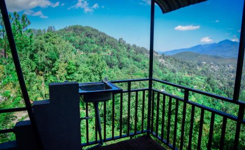 Pemandangan gunung umum atau pemandangan gunung yang diambil dari inn ini