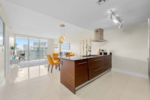 Η κουζίνα ή μικρή κουζίνα στο Luxury Waterfront W Hotel Condo Brickell Skyline Views