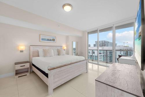 Una cama o camas en una habitación de Luxury Waterfront W Hotel Condo Brickell Skyline Views